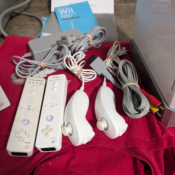 Nintendo Wii White Console Included + 2 Controllers - Picture 2 of 7